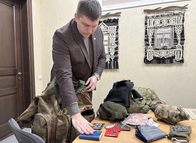 Роман Никулин передал в дар Музею Северска своё военное снаряжение