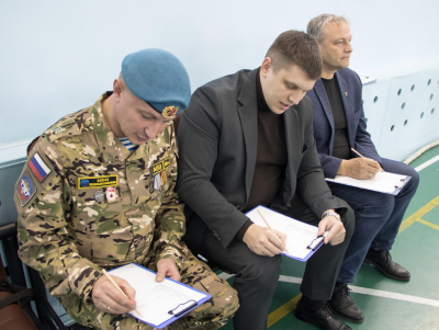 Депутаты, школьники и родители встретились накануне Дня отца