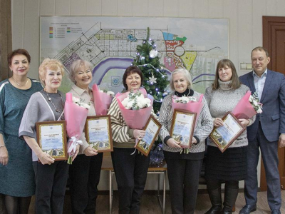 Ольга Ермолова вручила ветеранам образования благодарственные письма Думы