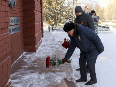 Депутаты Думы возложили цветы к мемориалу погибших воинов