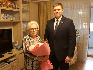Председатель Думы Роман Никулин поздравил с юбилеем Александру Южакову