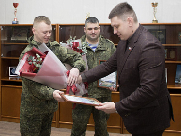 Председатель Думы вручил награды военнослужащим пункта отбора 